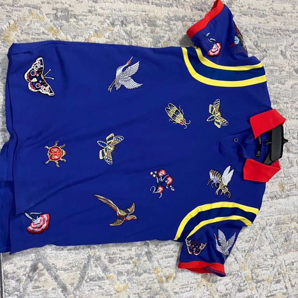 Collar shirt with designs.